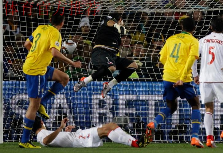 维维安停球失误 阿卜杜勒拉维挑射破门 维维安停球失误 阿卜杜勒拉维挑射破门